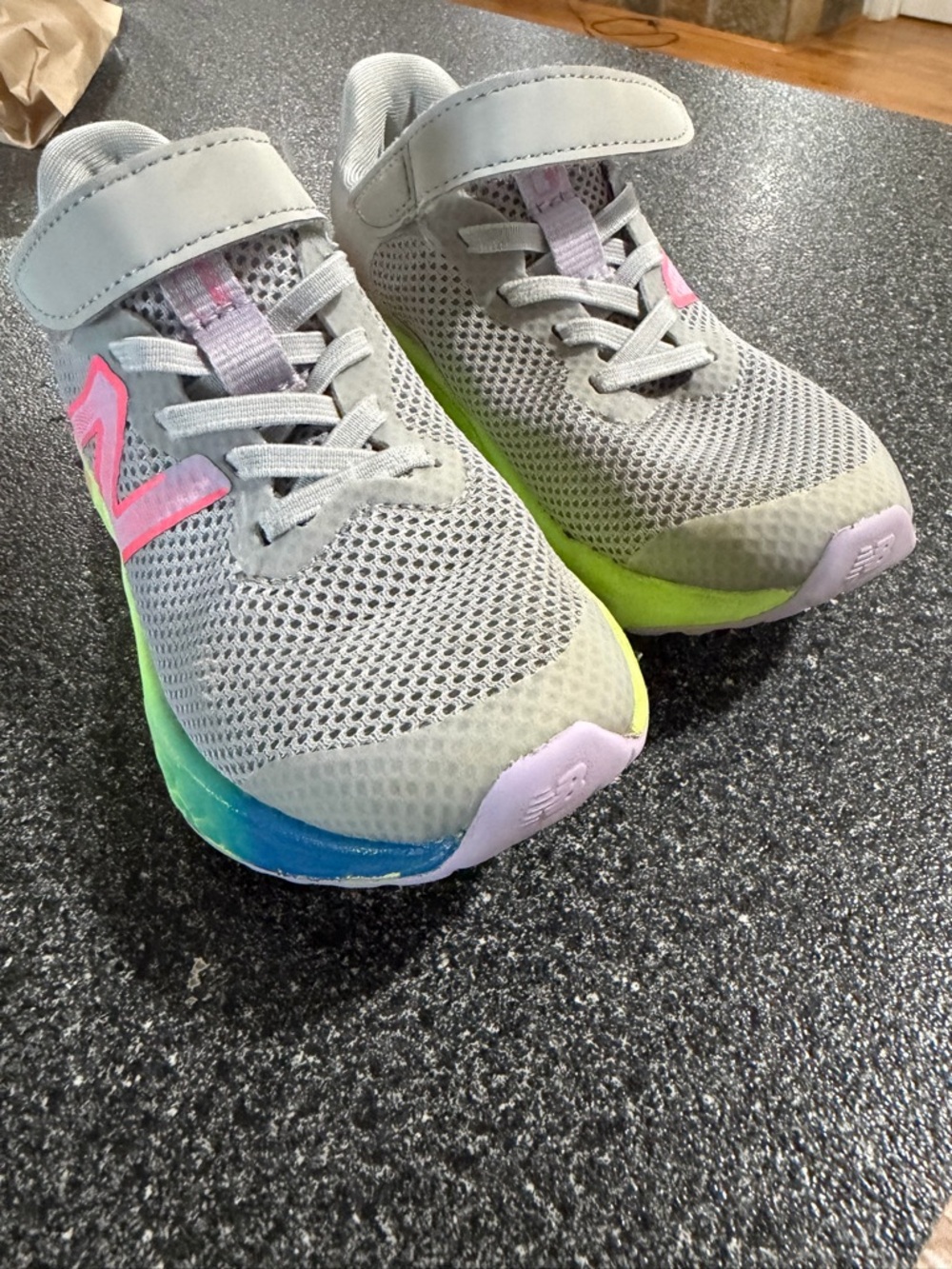 New Balance Kids' Light Gray Mesh Sneakers with Pink Logo and Rainbow Sole